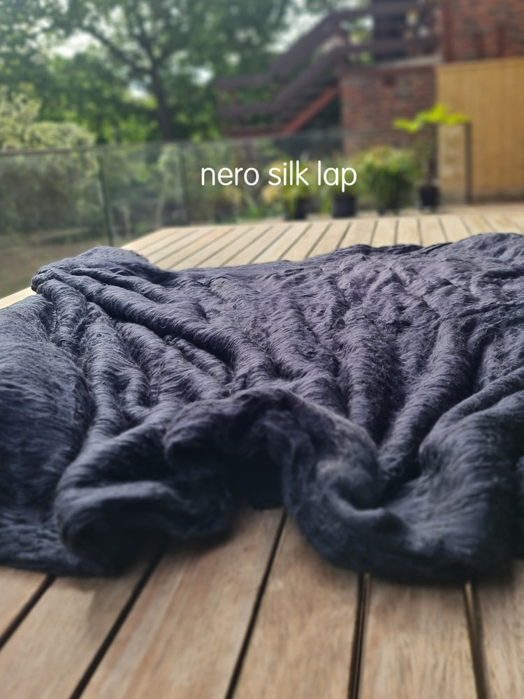 
                  
                    Silk Lap | Nero
                  
                